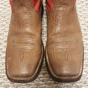 Hard to find Ariat 9.5D bullhide boots